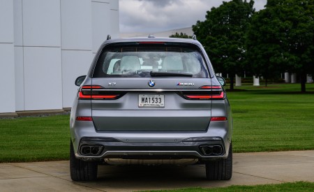 2023 BMW X7 M60i xDrive (Color: Frozen Pure Grey Metallic; US-Spec) Rear Wallpapers 450x275 (173)