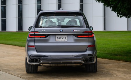 2023 BMW X7 M60i xDrive (Color: Frozen Pure Grey Metallic; US-Spec) Rear Wallpapers 450x275 (169)