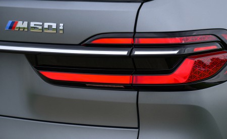 2023 BMW X7 M60i xDrive (Color: Frozen Pure Grey Metallic; US-Spec) Tail Light Wallpapers 450x275 (177)
