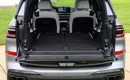 2023 BMW X7 M60i xDrive (Color: Frozen Pure Grey Metallic; US-Spec) Trunk Wallpapers 450x275 (200)
