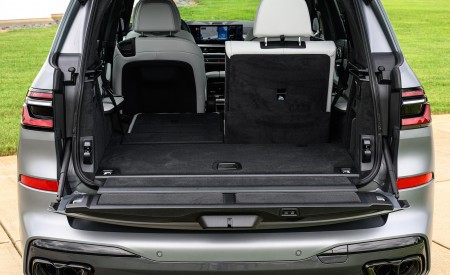 2023 BMW X7 M60i xDrive (Color: Frozen Pure Grey Metallic; US-Spec) Trunk Wallpapers 450x275 (201)