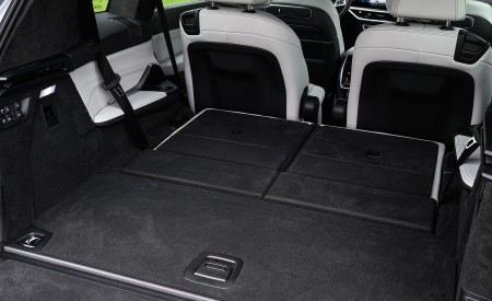 2023 BMW X7 M60i xDrive (Color: Frozen Pure Grey Metallic; US-Spec) Trunk Wallpapers 450x275 (198)
