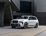 2023 BMW X7 M60i xDrive (Color: Mineral White; US-Spec) Front Three-Quarter Wallpapers 150x120