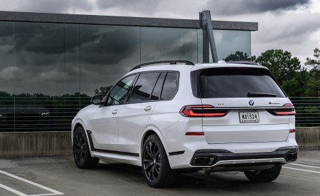 2023 BMW X7 M60i xDrive (Color: Mineral White; US-Spec) Rear Three-Quarter Wallpapers 450x275 (120)