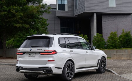 2023 BMW X7 M60i xDrive (Color: Mineral White; US-Spec) Rear Three-Quarter Wallpapers 450x275 (121)