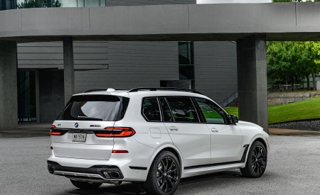 2023 BMW X7 M60i xDrive (Color: Mineral White; US-Spec) Rear Three-Quarter Wallpapers 450x275 (116)