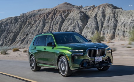 2023 BMW X7 M60i xDrive (Color: Verde Ermes; US-Spec) Front Three-Quarter Wallpapers 450x275 (93)