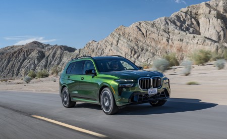 2023 BMW X7 M60i xDrive (Color: Verde Ermes; US-Spec) Front Three-Quarter Wallpapers 450x275 (94)