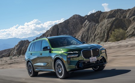 2023 BMW X7 M60i xDrive (Color: Verde Ermes; US-Spec) Front Three-Quarter Wallpapers 450x275 (95)