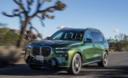 2023 BMW X7 M60i xDrive (Color: Verde Ermes; US-Spec) Front Three-Quarter Wallpapers 450x275 (101)