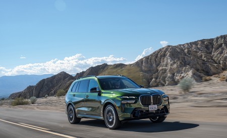 2023 BMW X7 M60i xDrive (Color: Verde Ermes; US-Spec) Front Three-Quarter Wallpapers 450x275 (96)
