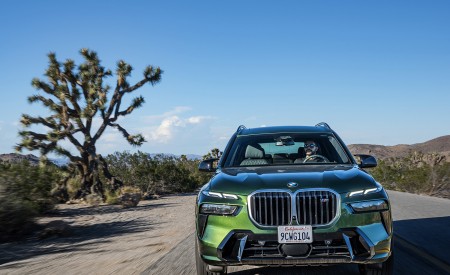 2023 BMW X7 M60i xDrive (Color: Verde Ermes; US-Spec) Front Wallpapers 450x275 (102)