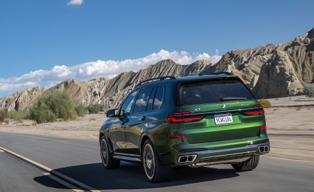 2023 BMW X7 M60i xDrive (Color: Verde Ermes; US-Spec) Rear Three-Quarter Wallpapers 450x275 (98)