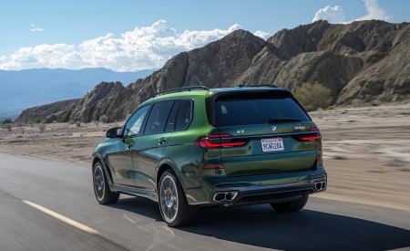 2023 BMW X7 M60i xDrive (Color: Verde Ermes; US-Spec) Rear Three-Quarter Wallpapers 450x275 (99)