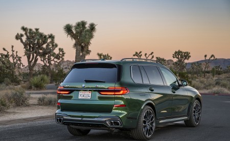 2023 BMW X7 M60i xDrive (Color: Verde Ermes; US-Spec) Rear Three-Quarter Wallpapers 450x275 (204)