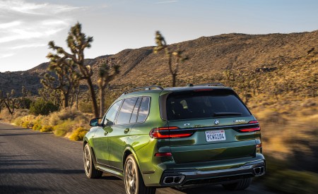 2023 BMW X7 M60i xDrive (Color: Verde Ermes; US-Spec) Rear Three-Quarter Wallpapers 450x275 (107)