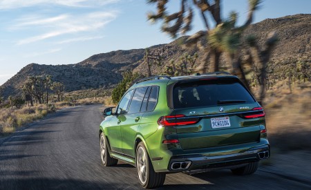 2023 BMW X7 M60i xDrive (Color: Verde Ermes; US-Spec) Rear Three-Quarter Wallpapers 450x275 (103)