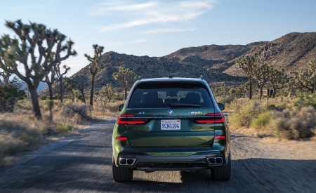 2023 BMW X7 M60i xDrive (Color: Verde Ermes; US-Spec) Rear Wallpapers 450x275 (104)