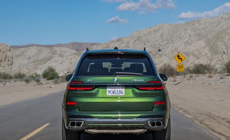 2023 BMW X7 M60i xDrive (Color: Verde Ermes; US-Spec) Rear Wallpapers 450x275 (100)
