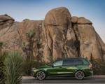 2023 BMW X7 M60i xDrive (Color: Verde Ermes; US-Spec) Side Wallpapers 150x120