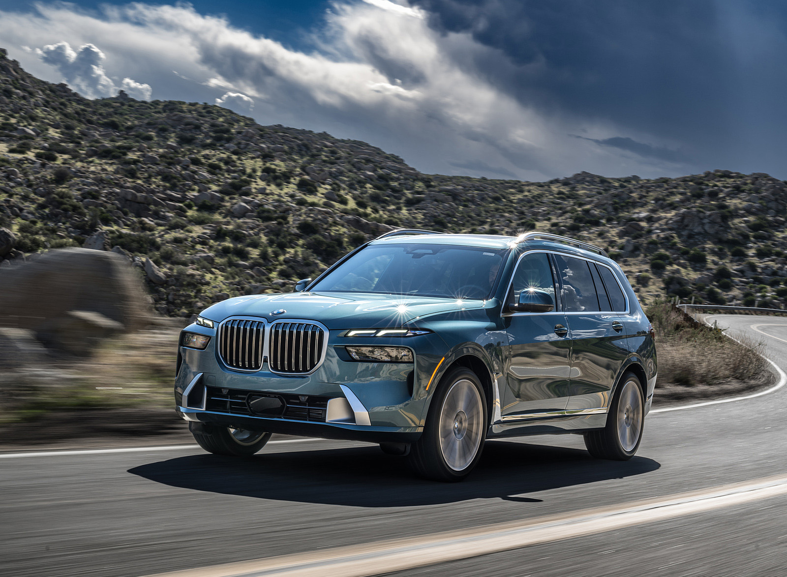 2023 BMW X7 xDrive 40i (Color: Blue Ridge Mountain; US-Spec) Front Three-Quarter Wallpapers (13)