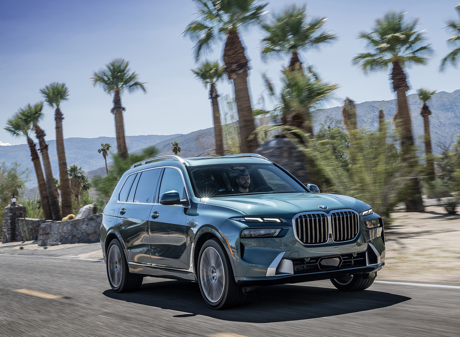 2023 BMW X7 xDrive 40i (Color: Blue Ridge Mountain; US-Spec) Front Three-Quarter Wallpapers (2)