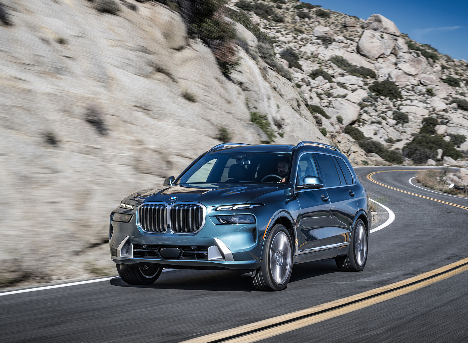 2023 BMW X7 xDrive 40i (Color: Blue Ridge Mountain; US-Spec) Front Three-Quarter Wallpapers (9)