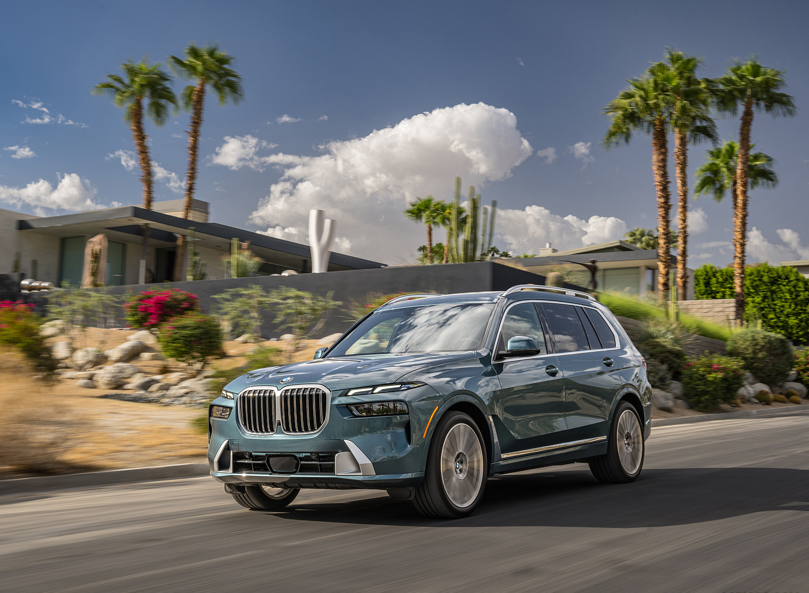 2023 BMW X7 xDrive 40i (Color: Blue Ridge Mountain; US-Spec) Front Three-Quarter Wallpapers (3)