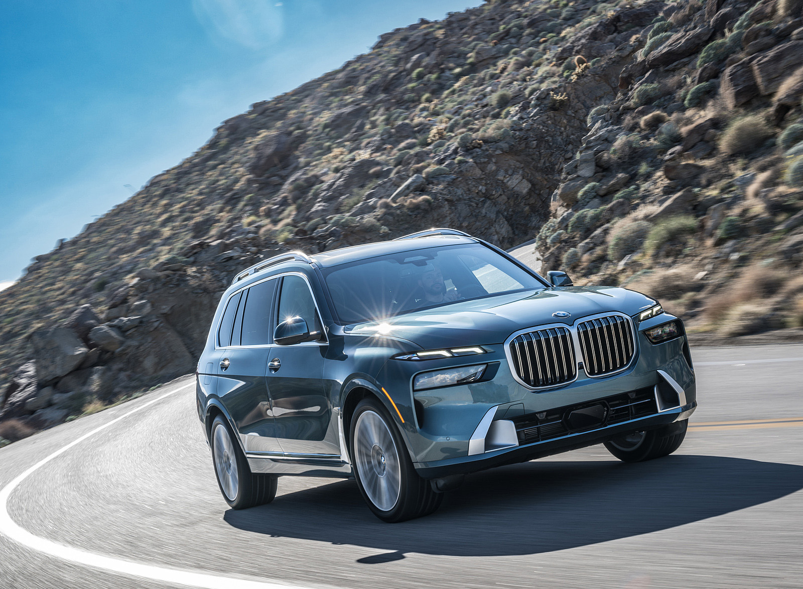 2023 BMW X7 xDrive 40i (Color: Blue Ridge Mountain; US-Spec) Front Three-Quarter Wallpapers (15)
