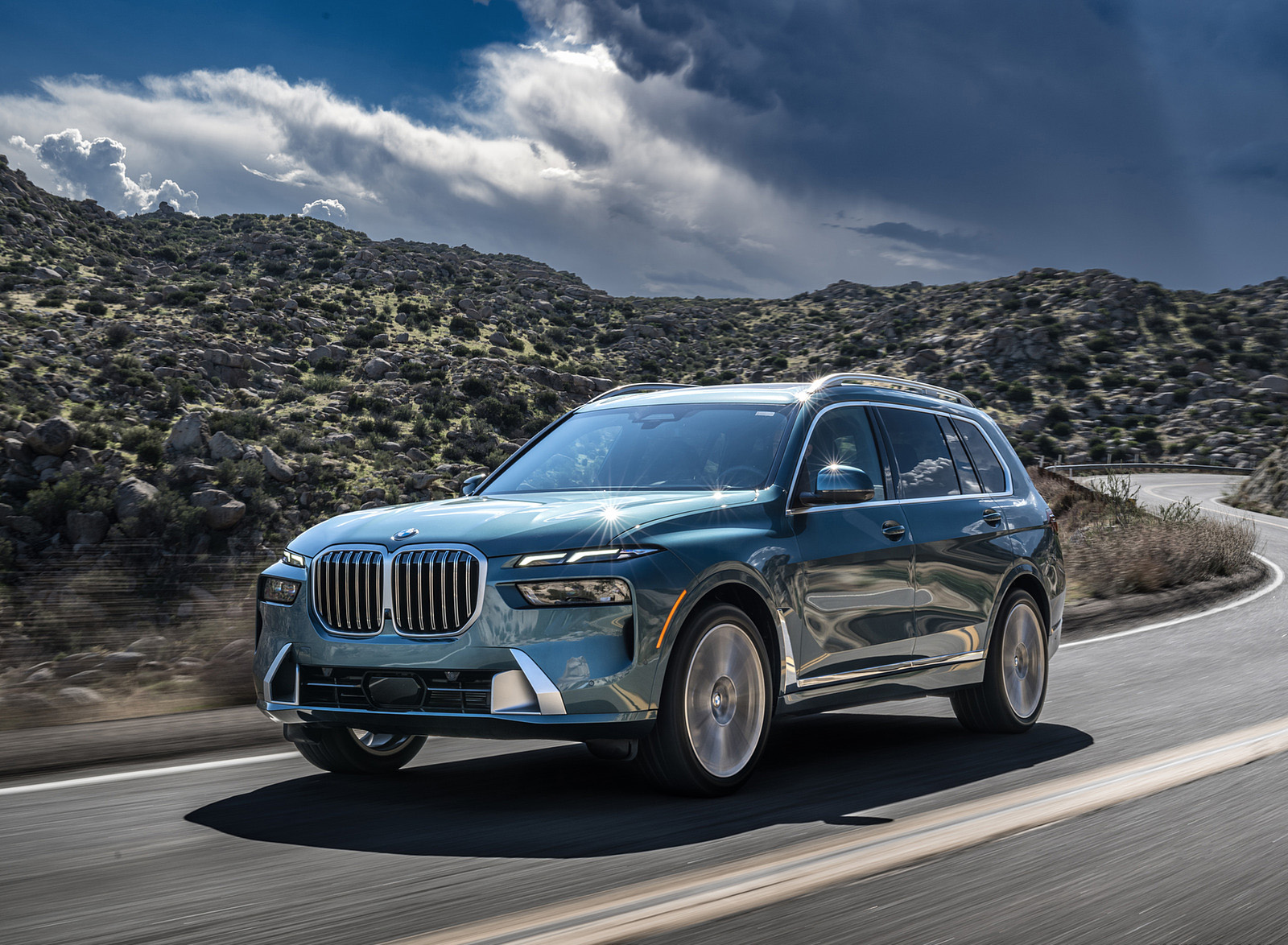 2023 BMW X7 xDrive 40i (Color: Blue Ridge Mountain; US-Spec) Front Three-Quarter Wallpapers (10)