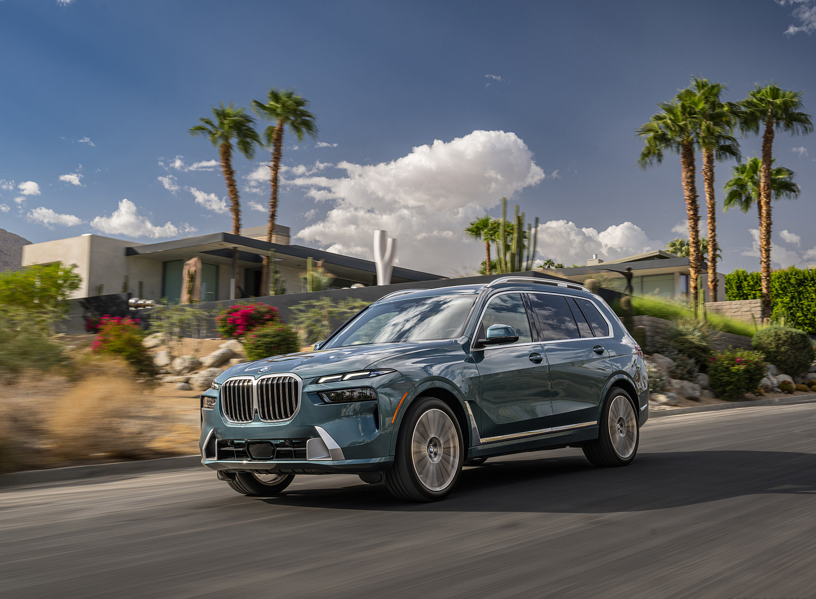2023 BMW X7 xDrive 40i (Color: Blue Ridge Mountain; US-Spec) Front Three-Quarter Wallpapers (4)
