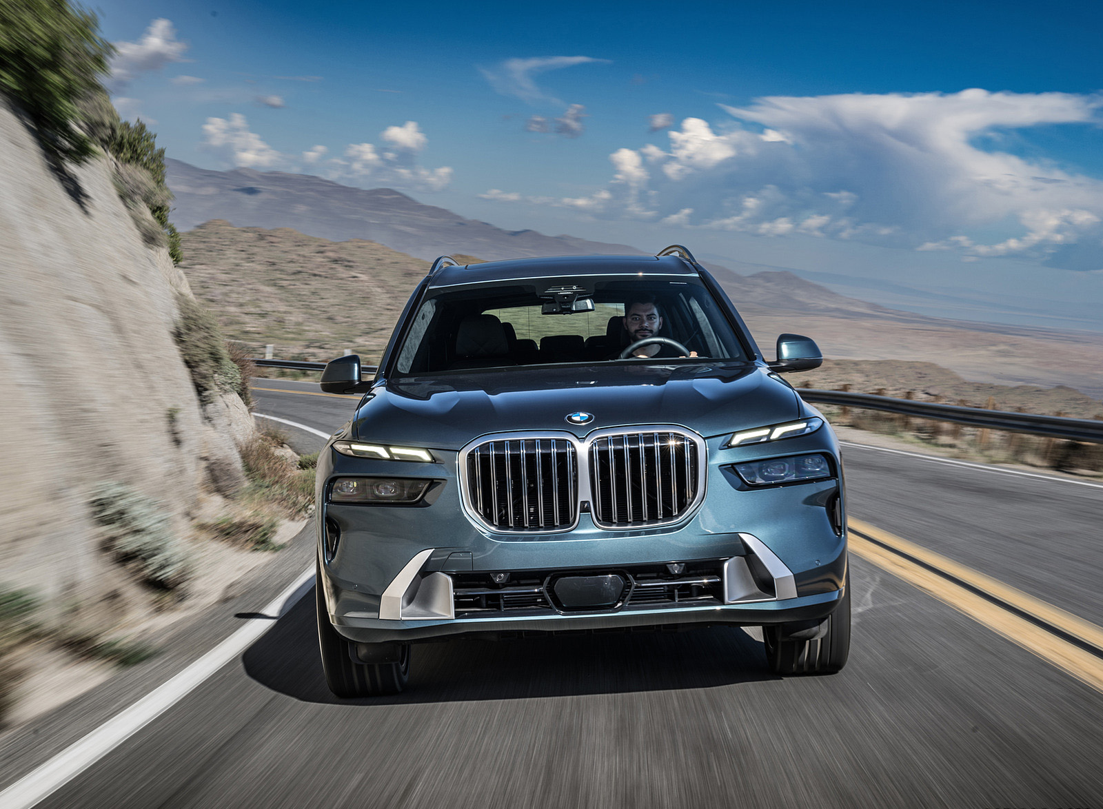2023 BMW X7 xDrive 40i (Color: Blue Ridge Mountain; US-Spec) Front Wallpapers (11)