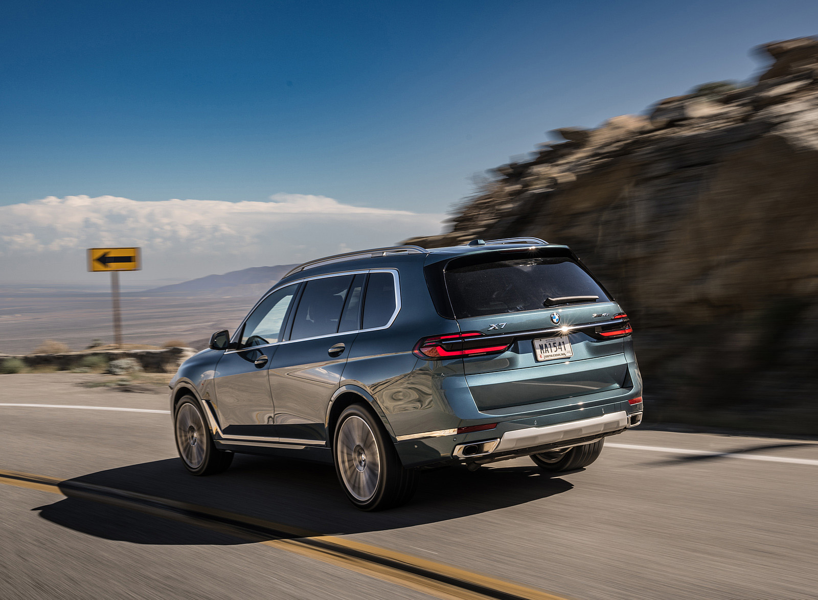 2023 BMW X7 xDrive 40i (Color: Blue Ridge Mountain; US-Spec) Rear Three-Quarter Wallpapers (6)