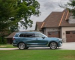 2023 BMW X7 xDrive 40i (Color: Blue Ridge Mountain; US-Spec) Side Wallpapers 150x120 (33)