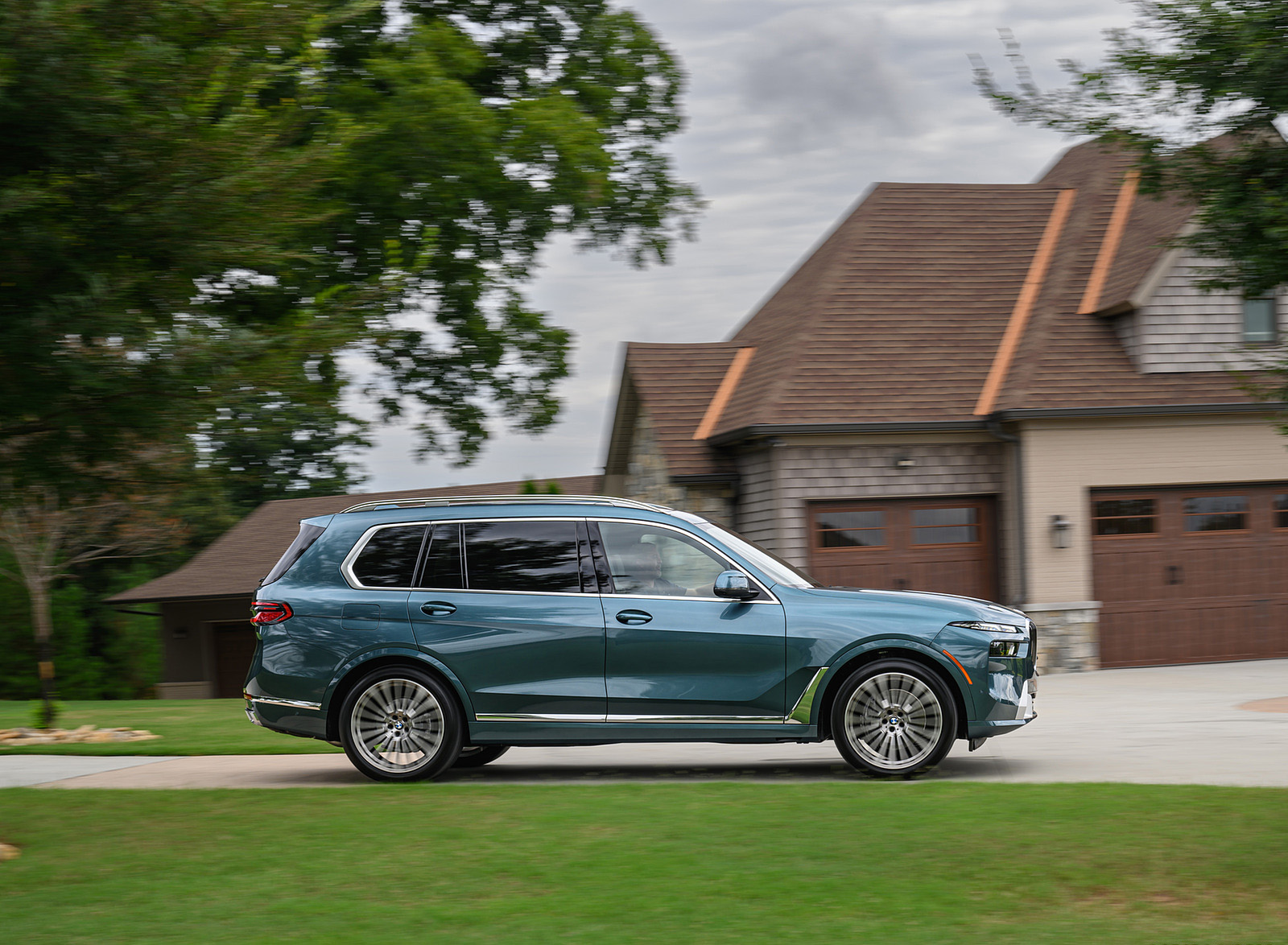 2023 BMW X7 xDrive 40i (Color: Blue Ridge Mountain; US-Spec) Side Wallpapers #33 of 239