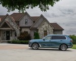2023 BMW X7 xDrive 40i (Color: Blue Ridge Mountain; US-Spec) Side Wallpapers 150x120