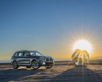 2023 BMW X7 xDrive 40i (Color: Sparkling Copper Grey; US-Spec) Front Three-Quarter Wallpapers 150x120