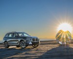 2023 BMW X7 xDrive 40i (Color: Sparkling Copper Grey; US-Spec) Front Three-Quarter Wallpapers 150x120