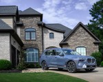 2023 BMW X7 xDrive 40i (Color: Sparkling Copper Grey; US-Spec) Front Three-Quarter Wallpapers 150x120