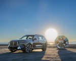 2023 BMW X7 xDrive 40i (Color: Sparkling Copper Grey; US-Spec) Front Three-Quarter Wallpapers 150x120