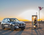2023 BMW X7 xDrive 40i (Color: Sparkling Copper Grey; US-Spec) Front Three-Quarter Wallpapers 150x120