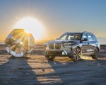 2023 BMW X7 xDrive 40i (Color: Sparkling Copper Grey; US-Spec) Front Three-Quarter Wallpapers 150x120