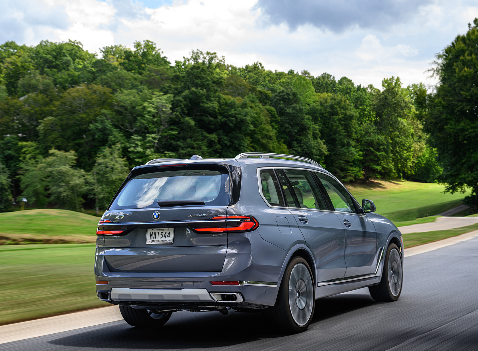 2023 BMW X7 xDrive 40i (Color: Sparkling Copper Grey; US-Spec) Rear Three-Quarter Wallpapers #116 of 239
