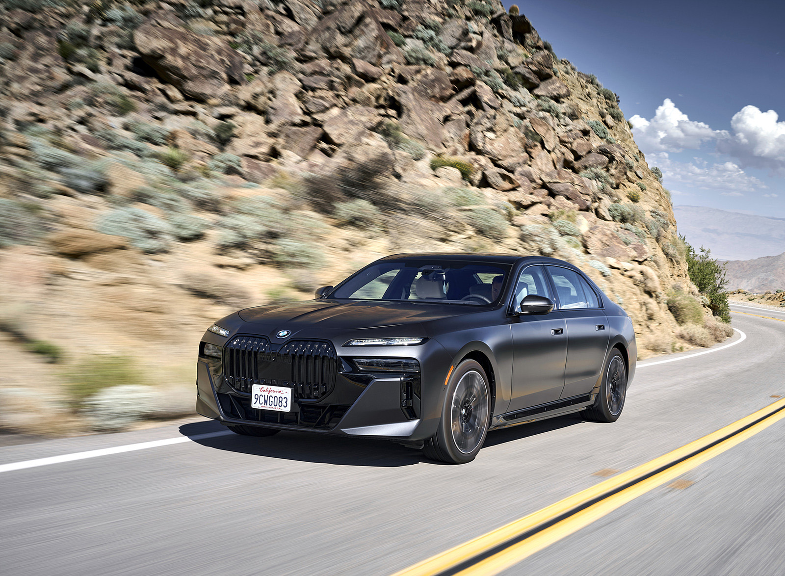 2023 BMW i7 xDrive60 (Color: Frozen Deep Grey; US-Spec) Front Three-Quarter Wallpapers (4)