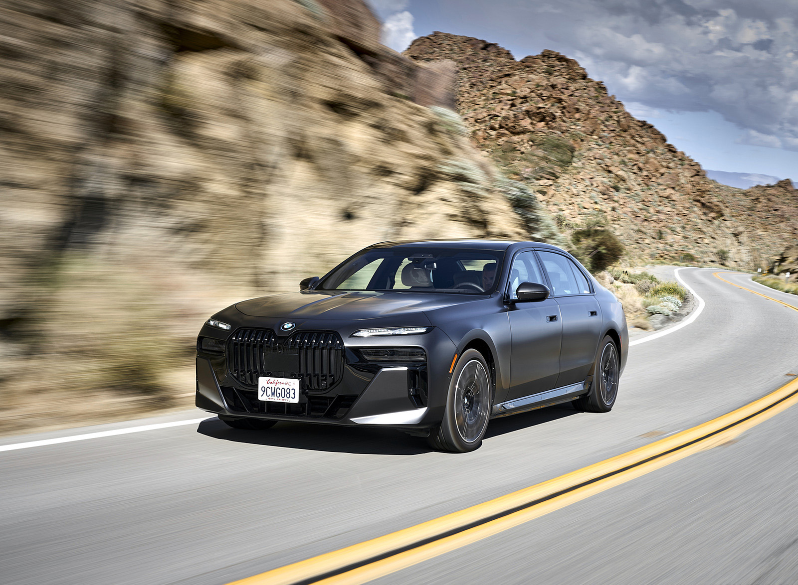 2023 BMW i7 xDrive60 (Color: Frozen Deep Grey; US-Spec) Front Three-Quarter Wallpapers (7)