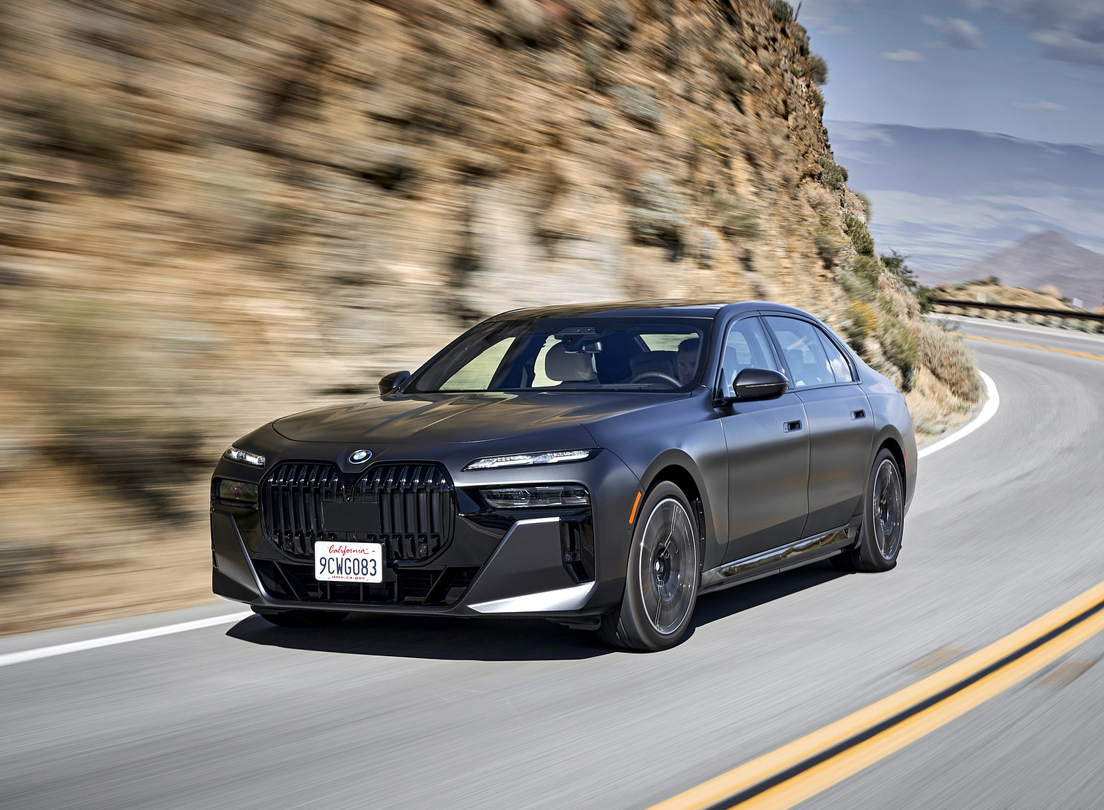 2023 BMW i7 xDrive60 (Color: Frozen Deep Grey; US-Spec) Front Three-Quarter Wallpapers (8)