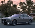 2023 BMW i7 xDrive60 (Color: Oxid Grey Metallic; US-Spec) Front Three-Quarter Wallpapers 150x120