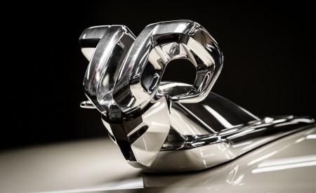 2023 Ram Traveller Hood Ornament Wallpapers 450x275 (6)