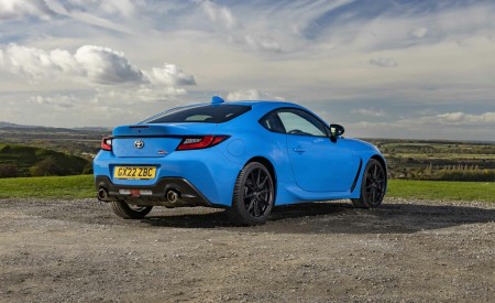 2023 Toyota GR86 (UK-Spec) Rear Three-Quarter Wallpapers 450x275 (12)
