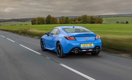 2023 Toyota GR86 (UK-Spec) Rear Three-Quarter Wallpapers 450x275 (7)